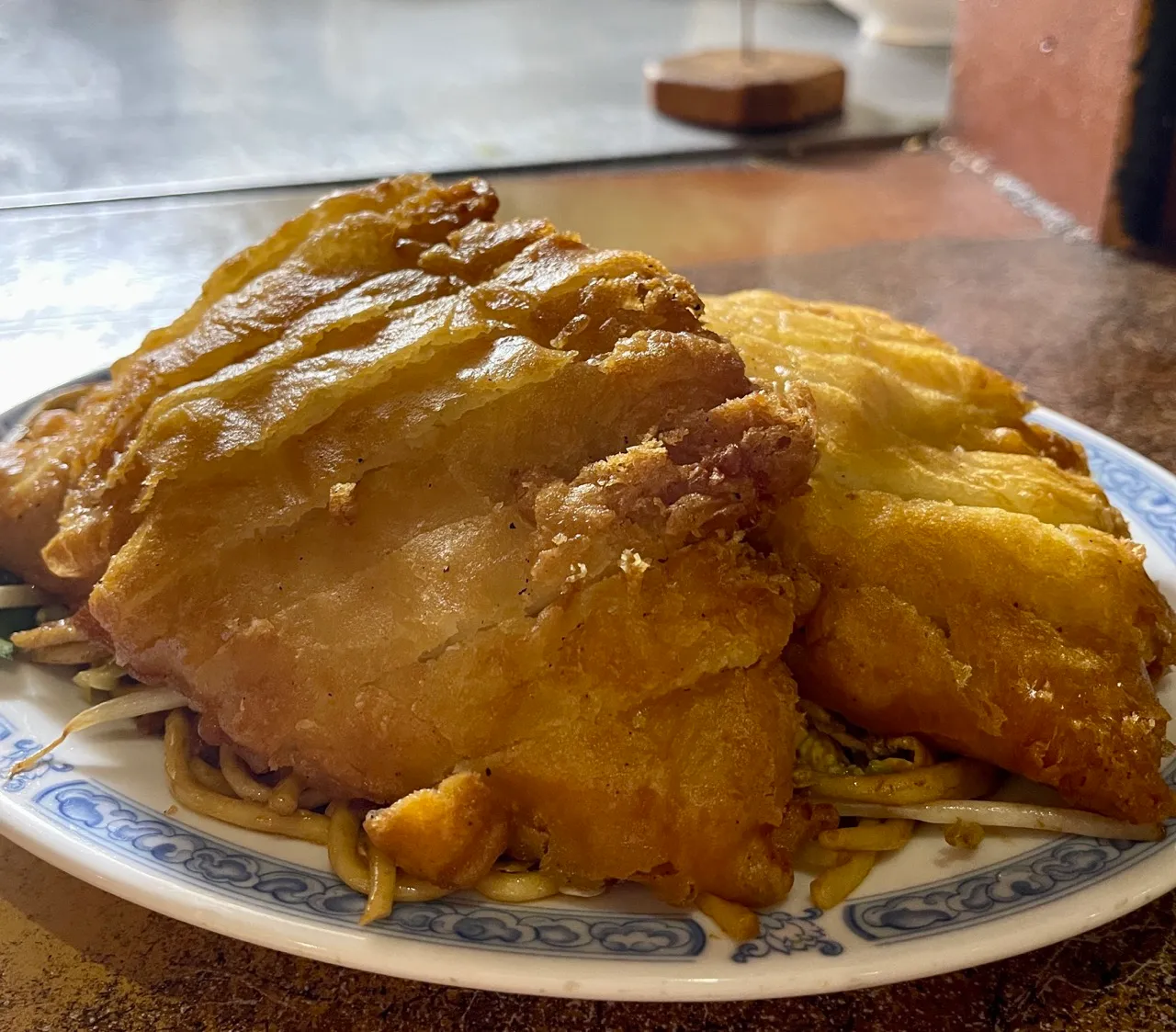 Knuspriges Hühnerfleisch auf Nudeln